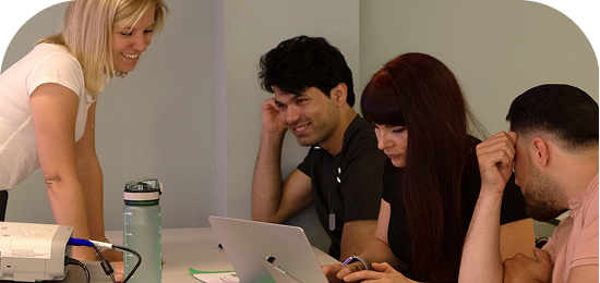 Aux CANDIDATS À L’EMPLOI D’ORIGINE ÉTRANGÈRE, EN LEUR OFFRANT :